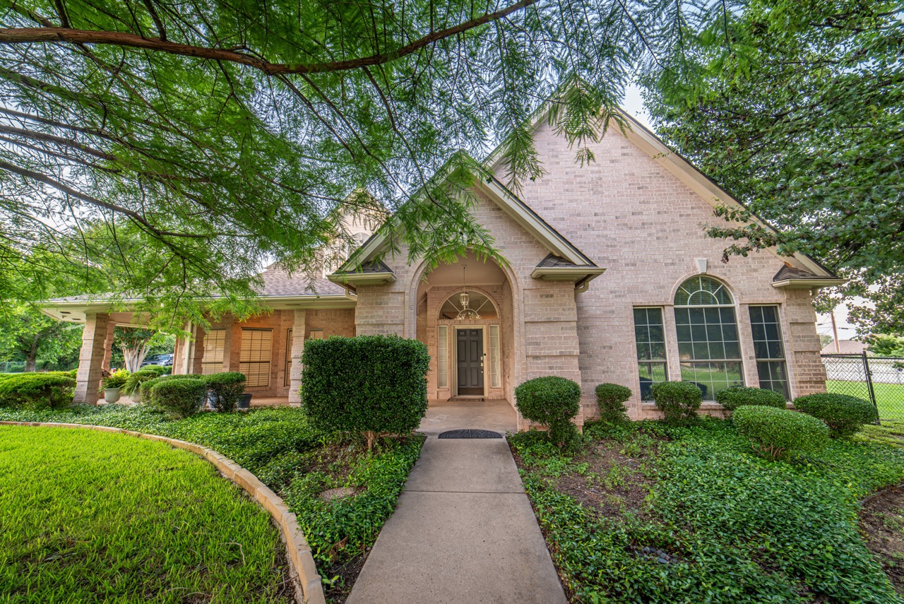 Real estate exterior photography, residential listing